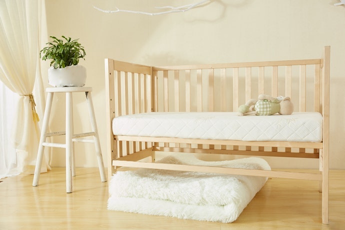Sesuaikan alas tidur dengan ukuran tempat tidur bayi