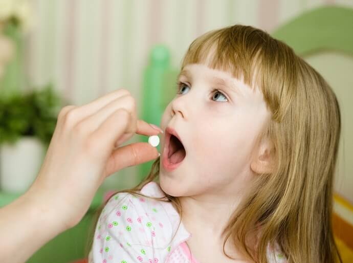 Pilih obat yang juga bisa dikonsumsi oleh anak-anak untuk stok di rumah