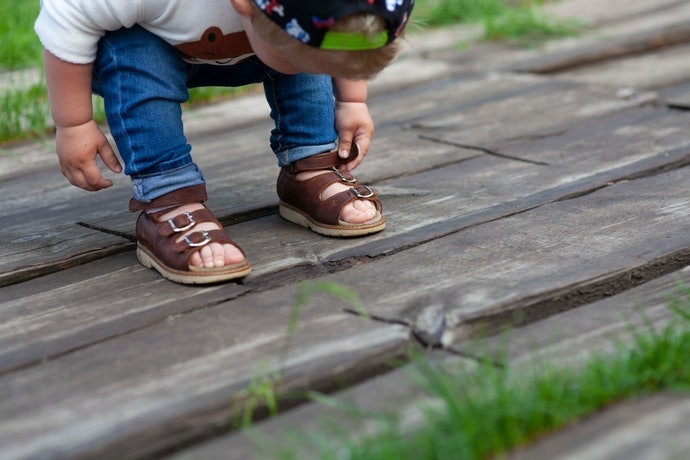 Untuk bayi usia 12-18 bulan, utamakan sepatu yang mudah dilepas pasang dan punya sol fleksibel