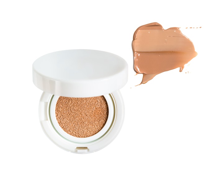 Utamakan minimal medium coverage atau medium buildable coverage untuk meratakan warna kulit Anda