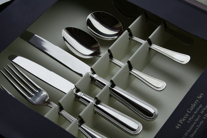Untuk souvenir, utamakan produk stainless steel yang dilengkapi wadah dan kartu ucapan