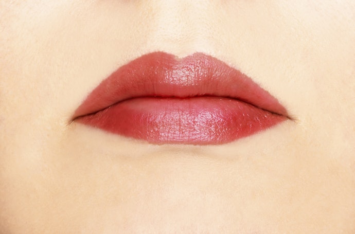 Bila Anda berusia 40 tahun ke atas, sebaiknya hindari lipstik matte; Pilihlah yang hasilnya creamy ataupun glossy