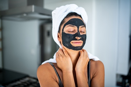 Jika memiliki permasalahan kulit berjerawat, carilah masker charcoal dengan kandungan soothing agent