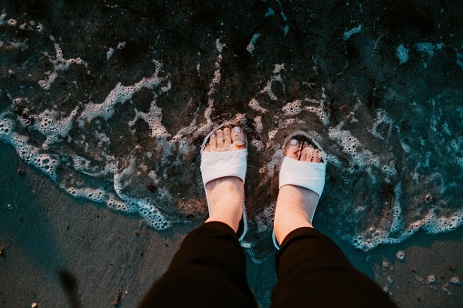 Pilih sandal pantai yang antiselip, waterproof, cepat kering, dan mudah dibersihkan