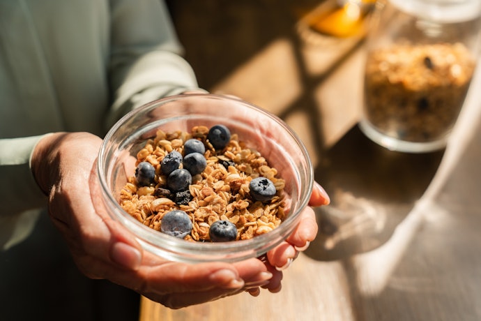 Utamakan granola dengan kadar gula lebih rendah