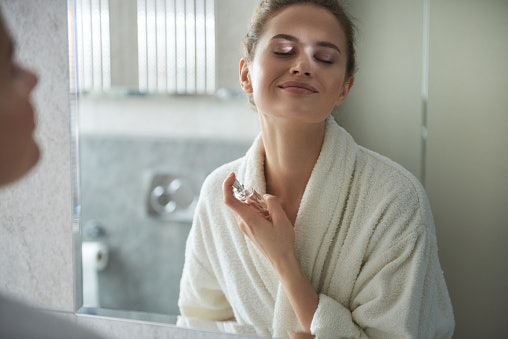 Pertimbangkan eau de toilette untuk aroma yang lebih ringan