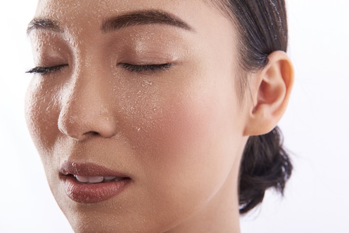 Jika Anda perlu memakai makeup lebih dari 4 jam, carilah foundation dengan klaim transferproof, waterproof, atau sweatproof