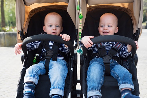 Ketahui beban maksimum stroller bayi kembar