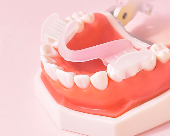 Utamakan mouthguard jenis boil-and-bite atau custom made yang fit di mulut