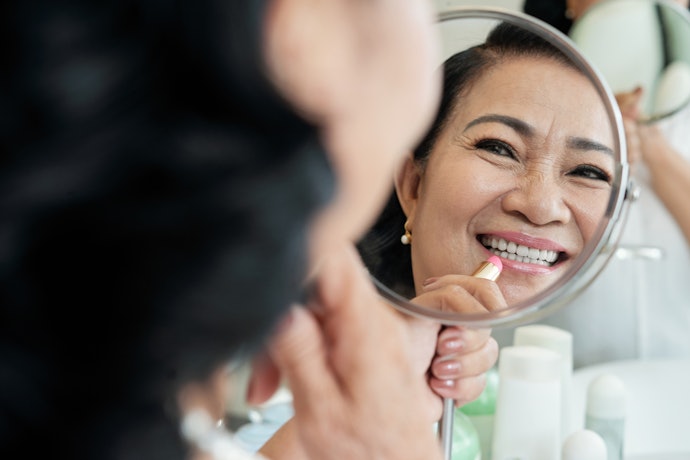 Pilihlah warna lipstik yang cerah, tetapi cenderung netral untuk tampil dalam aktivitas sehari-hari; Hindari juga produk berwarna nude