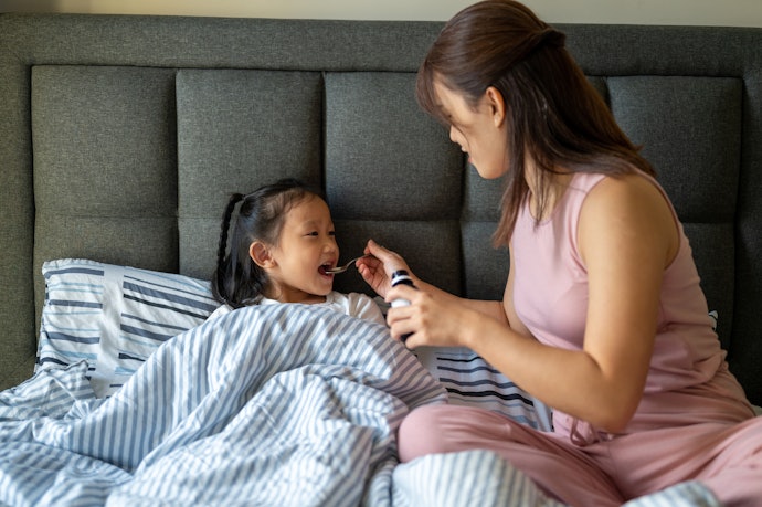 Untuk anak berusia 5 tahun ke atas yang mengalami batuk berdahak, pilih produk yang mengandung mukolitik dan ekspektoran