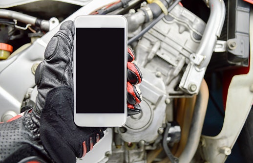 Pastikan sarung tangan kompatibel dengan layar sentuh agar bisa mengoperasikan handphone