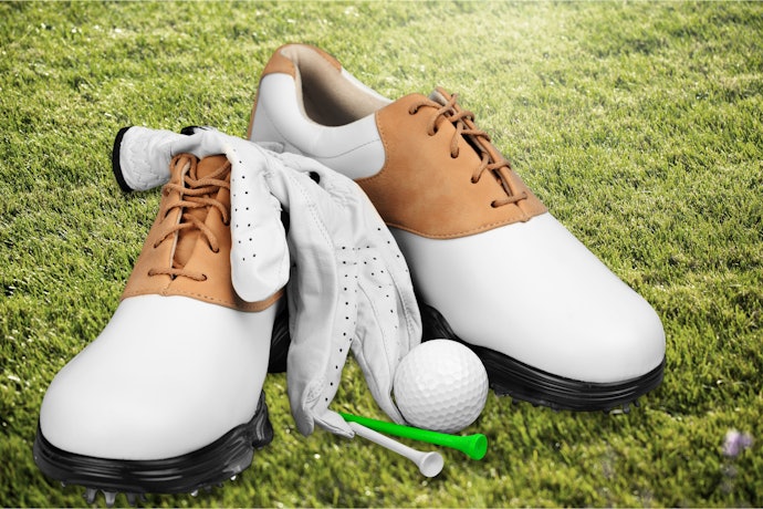 Cari sepatu golf dari kulit yang waterproof bila area Anda sering hujan
