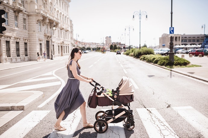 Pertimbangkan perlengkapan bepergian yang memudahkan mobilitas ibu, seperti stroller dan diaper bag