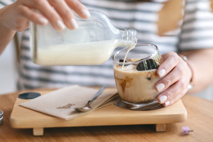 Khusus untuk campuran kopi atau minuman lainnya, prioritaskan oat milk dengan lemak lebih tinggi