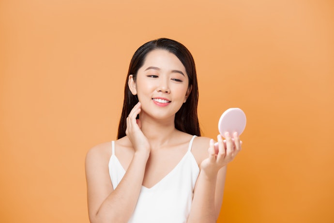 Untuk menutupi flek, bekas jerawat, atau warna kulit tak merata, pilih cushion dengan medium atau medium buildable coverage