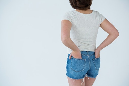 Pilih bahan denim yang stretch, halus, dan adem agar nyaman dipakai jalan seharian