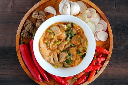Mau oleh-oleh Bandung yang pedas? Jatuhkan pilihan pada seblak Bandung atau keripik Maicih