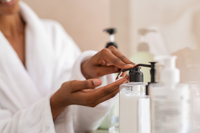Apabila Anda punya masalah kulit kusam, pilih body lotion dengan brightening agent seperti niacinamide