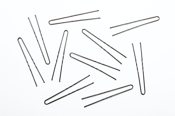 Gunakan hair pin bentuk U untuk merapikan rambut tanpa meninggalkan bekas jepitan