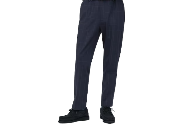 Pilih model tapered pants yang ujungnya menyempit ke bawah agar terlihat ramping