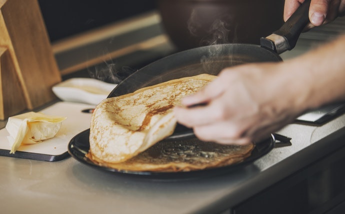 Perhatikan juga bentuk tepi wajan crepes