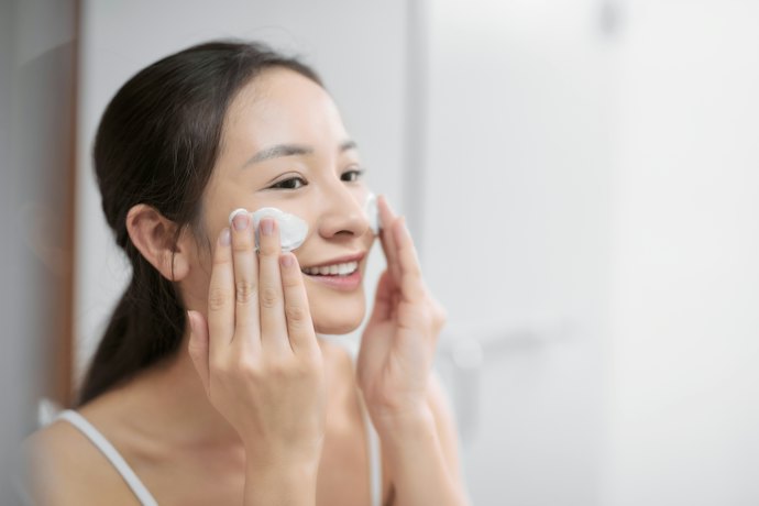 Prioritaskan facial wash yang memakai kombinasi pelembap dan ceramide