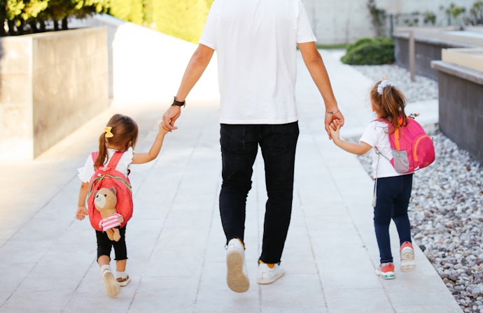 Untuk tas ransel anak perempuan TK, pilih tas ransel karakter lucu yang kecil dan ringan