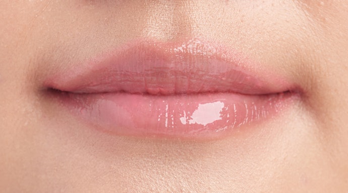 Agar kelembapan bibir Anda tetap terjaga, prioritaskan lipstik dengan tampilan yang creamy atau glossy finish