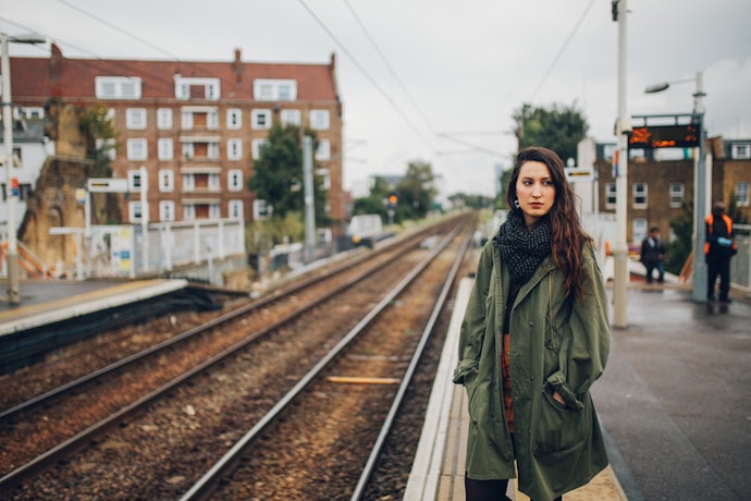 Untuk gaya simpel yang tetap kece, pertimbangkan hoodie dan coach jacket