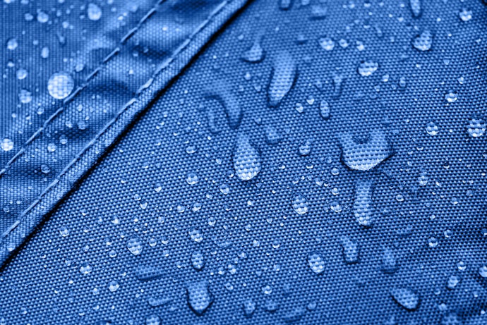 Jangan lupa periksa tingkat water resistance material tenda