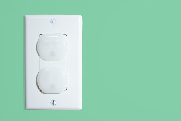 Untuk stop kontak yang bisa dijangkau bayi, utamakan penutup yang desainnya polos agar tidak menarik perhatian; Lebih aman dengan safety lock