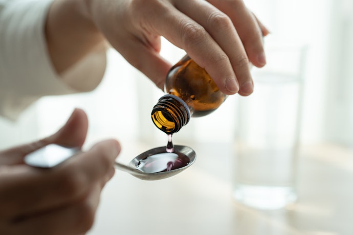 Jika anak usia 5 tahun ke atas batuk karena alergi, pertimbangkan obat batuk dan pilek dengan kandungan anti-alergi