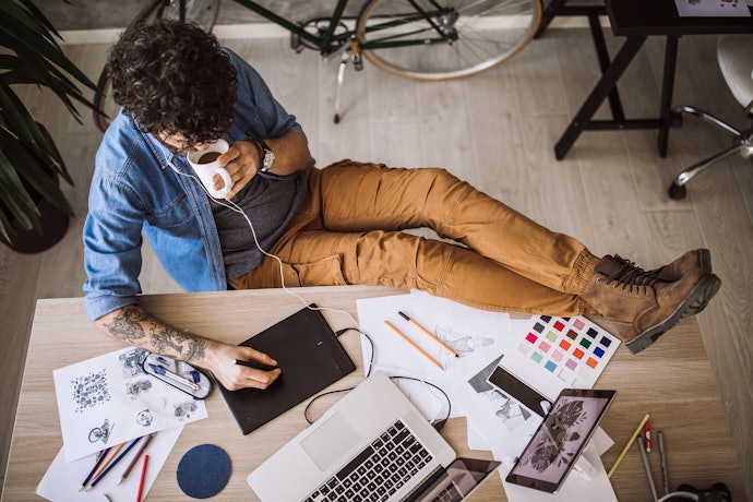 Cek kompatibilitasnya dengan perangkat yang digunakan, misalnya laptop, komputer, atau HP