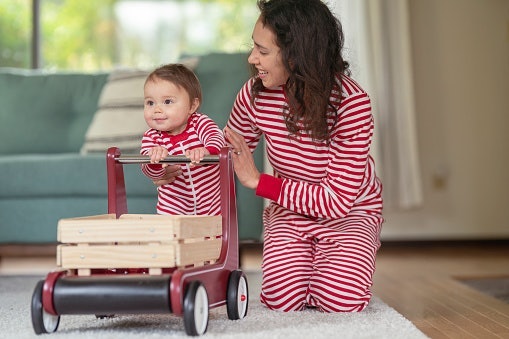 Pertimbangkan juga one set couple serta kaos couple ibu dan anak untuk kegiatan santai