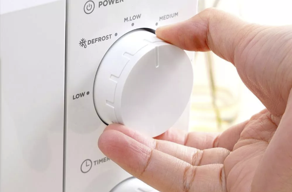 Untuk menghangatkan makanan saja, pilih microwave yang paling standar; Lebih mudah dengan model dial