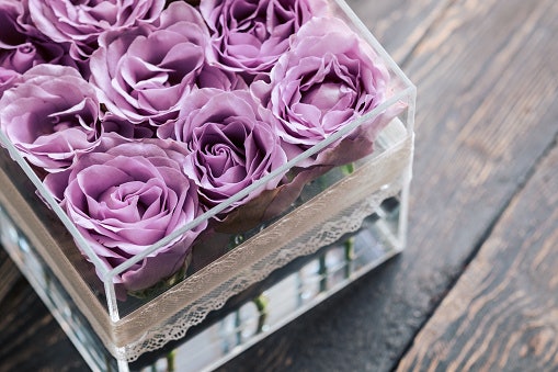 Cari preserved flower box untuk kado ulang tahun atau wisuda