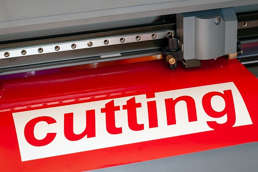 Pertimbangkan mesin yang cutting speed-nya sekitar 20-700 mm/detik untuk memotong stiker yang banyak lekukan hingga sticker jumbo