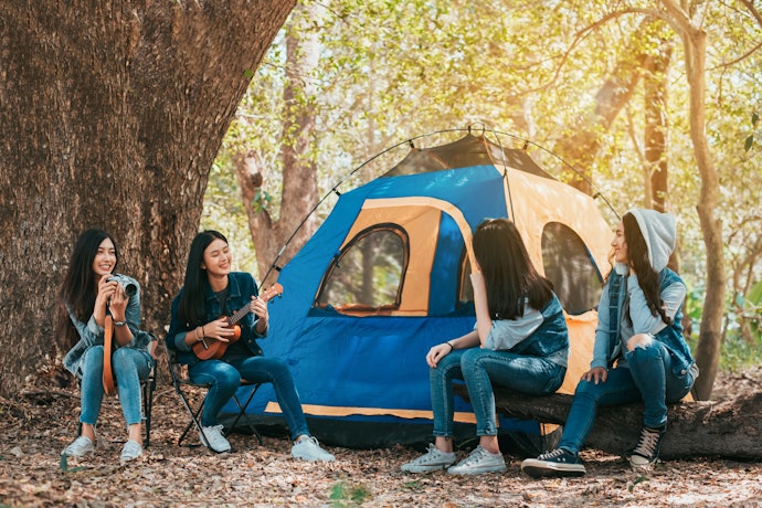 Jika area camping perlu diakses dengan mendaki, utamakan tenda camping dome