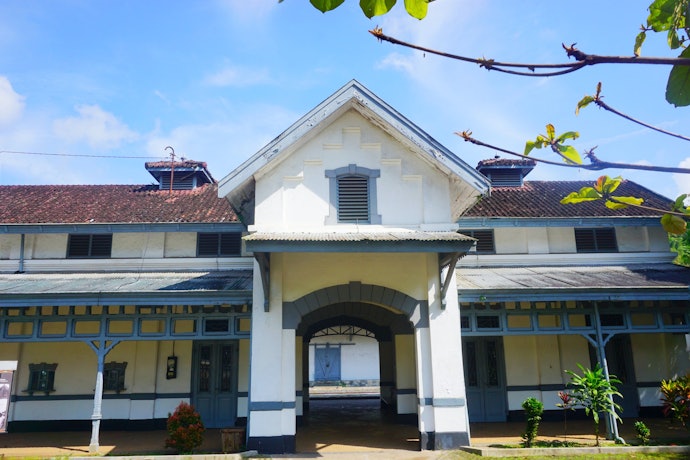 Pertimbangkan untuk menginap di hotel kapsul dekat stasiun, seperti Bobobox Kota Lama dan Sleep & Sleep demi mempermudah mobilitas