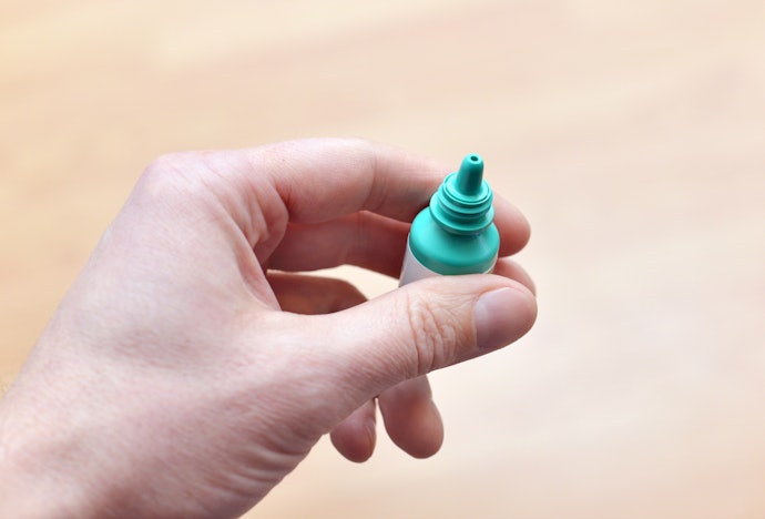 Khusus untuk mata sensitif, sebaiknya hindari tetes mata softlens yang mengandung pengawet, seperti PHMB atau poloxamer