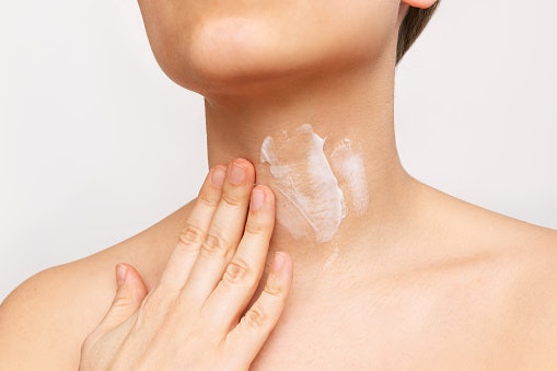 Jika leher menghitam karena tingginya paparan sinar matahari, utamakan produk yang mengandung bahan aktif pencerah, seperti niacinamide atau vitamin C