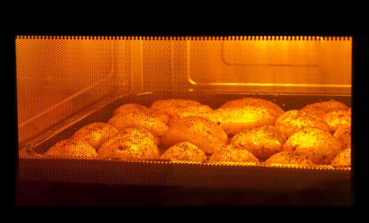 Utamakan oven air fryer berkapasitas kecil untuk memaksimalkan manfaat air fryer-nya; Namun, jika Anda tinggal bersama keluarga, pilih produk dengan kapasitas 30-50 liter