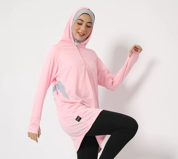 Jika Anda berhijab, hindari penggunaan manset dengan memprioritaskan baju senam model lengan panjang