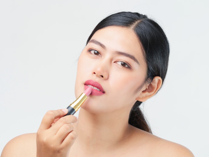 Bila Anda ingin menonjolkan warna bibir, carilah lipstik dengan klaim pigmented