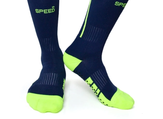 Utamakan kaos kaki yang memiliki fitur anti-slip supaya tidak mudah tergelincir saat bergerak aktif