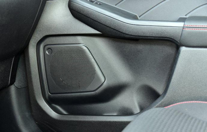 Untuk mobil, cari speaker woofer dengan ukuran 6,5 inch