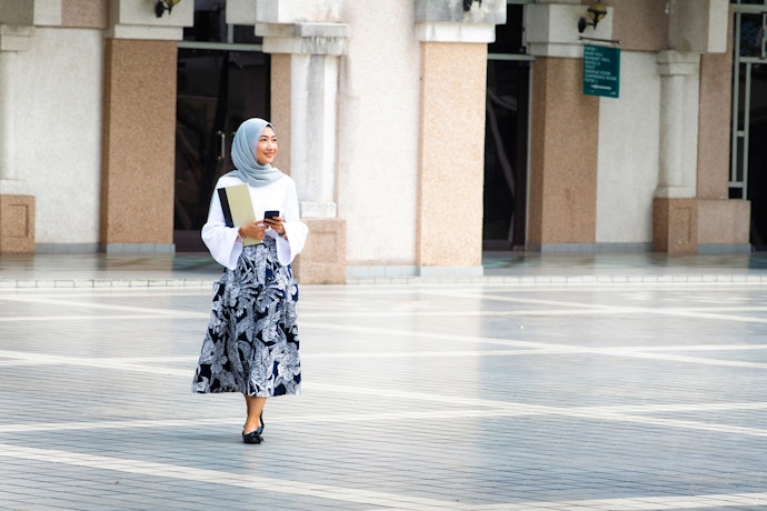 Untuk hijaber, pilih rok midi panjang yang mendekati mata kaki dan bahannya tidak menerawang
