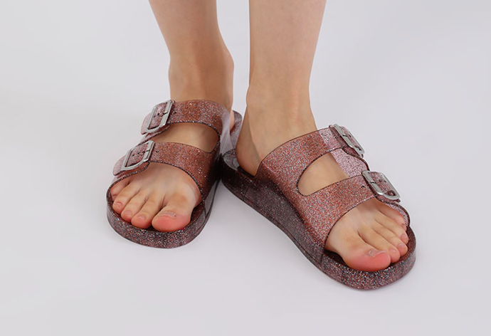 Cek keunggulan merek jelly shoes yang bagus selain Melissa, seperti Hush Puppies dan Berrybenka