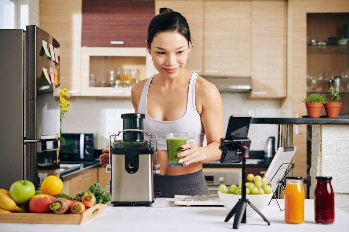 Untuk konsumsi sendiri, pilih kapasitas 200-800 ml yang bodinya lebih kecil atau juicer portable mini yang praktis